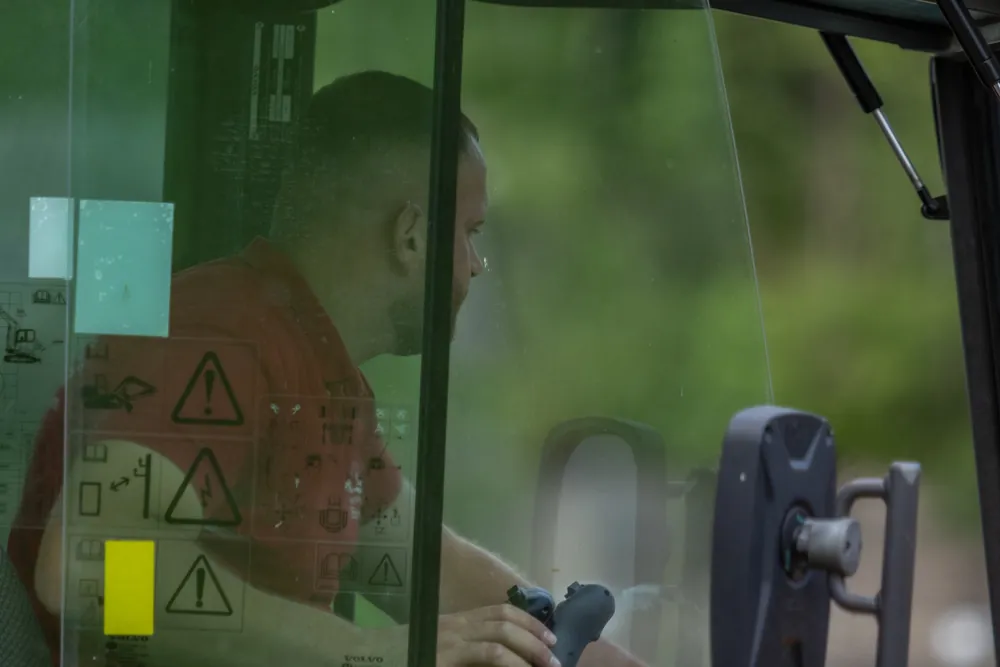 Baggerfahrer in der Kabine eines Volvo-Baggers
