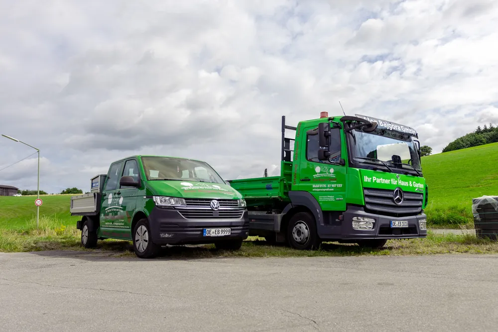 Transporter und Lkw mit Pritsche aus dem Fuhrpark der Elon Bajgora GmbH