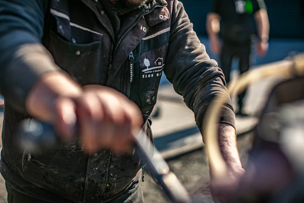 Handarbeit mit Werkzeug auf der Baustelle