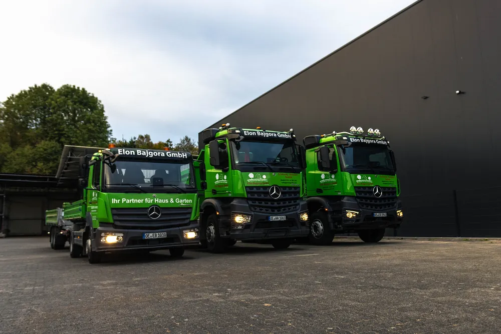 Drei Kipper der Elon Bajgora GmbH nebeneinander auf dem Betriebshof