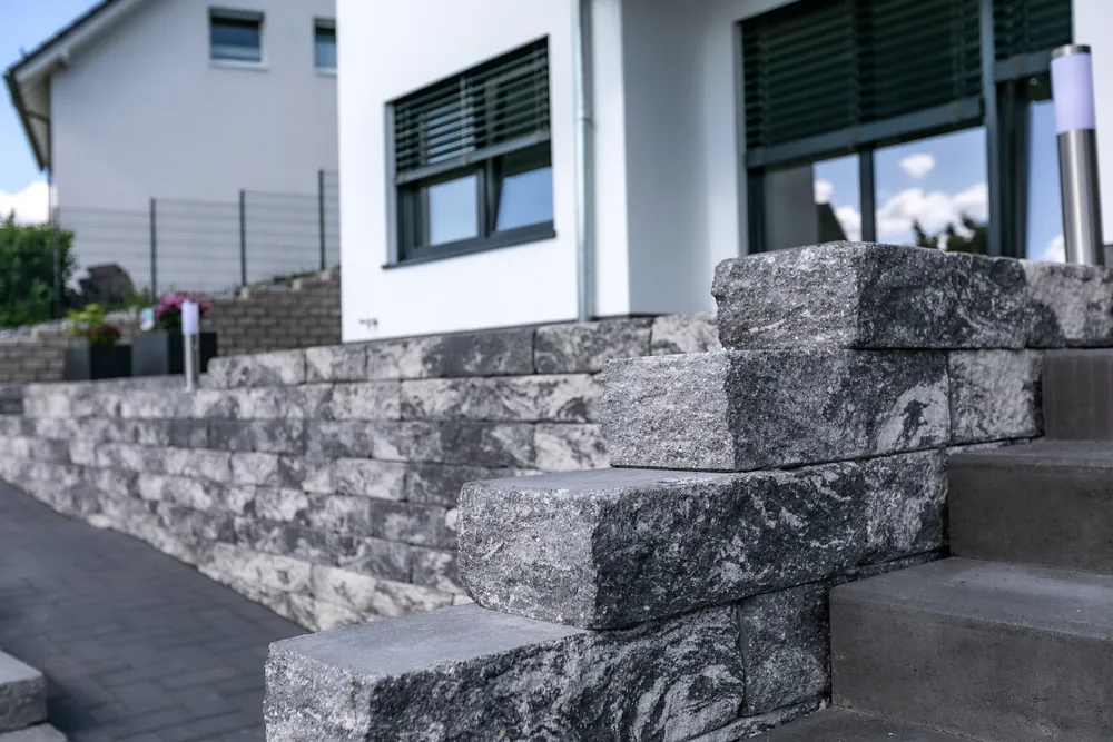 Blockstufen und Mauersteine an einer Außentreppe im Detail