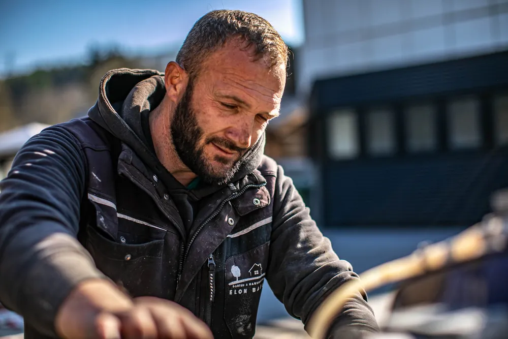 Mitarbeiter der Elon Bajgora GmbH bei der Arbeit auf der Baustelle