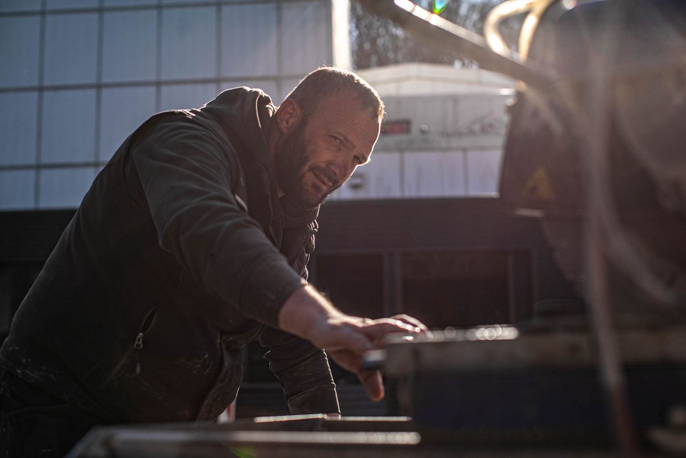 Neugestaltete Gartenflaeche mit Pflanzen und Wegen
